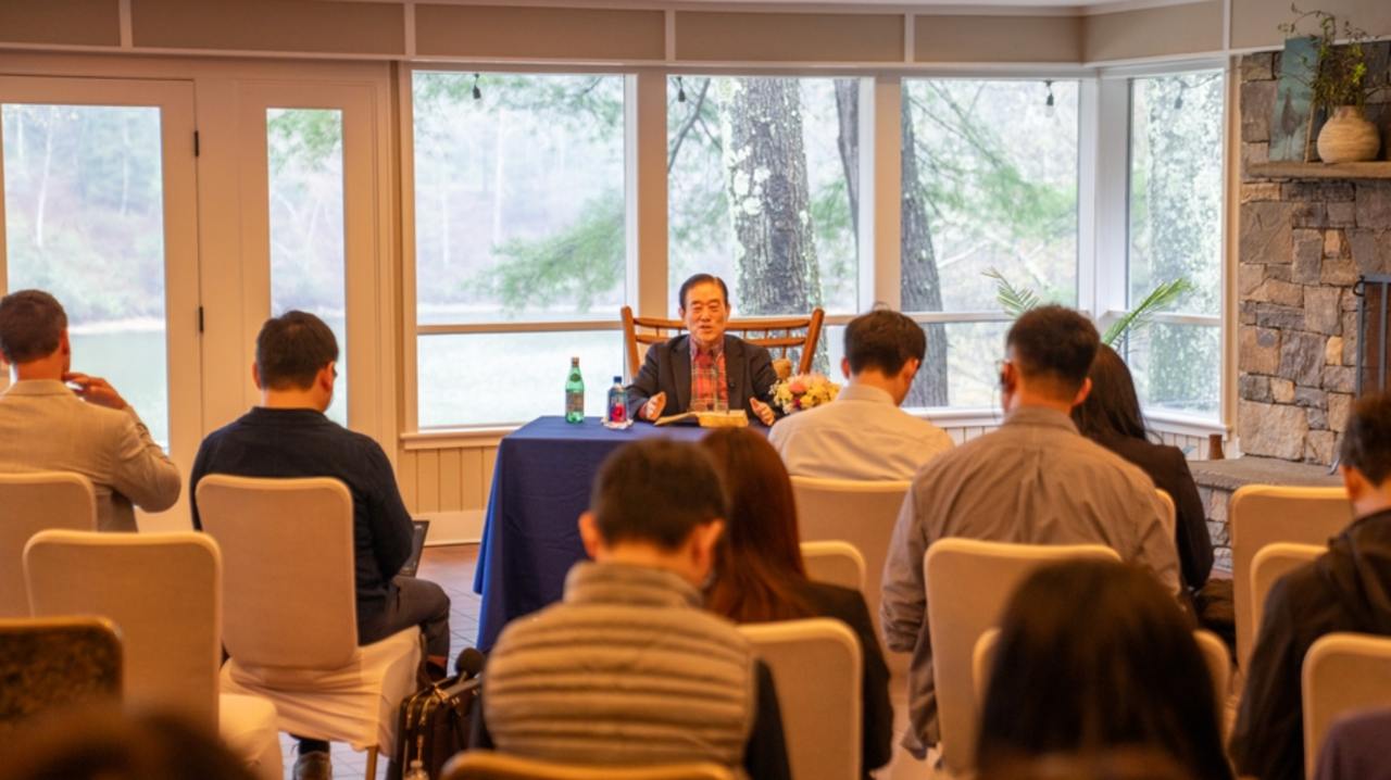 장재형 목사님께서 가장 깊은 곳에서 부르시는 하나님의 소리를 전하는 모습