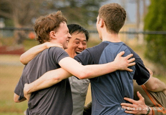 장재형 목사 대학생들과 운동교제 나누는 모습 (212,352)