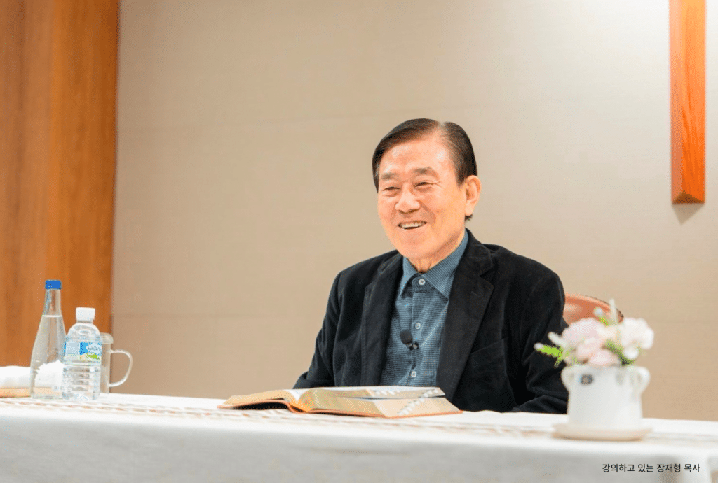 장재형 목사, 십자가가 가장 찬란한 왕좌가 된 신학적 역설: ‘다 이루었다’의 깊은 의미 1 장재형 목사, 십자가 왕좌를 묵상하는 모습