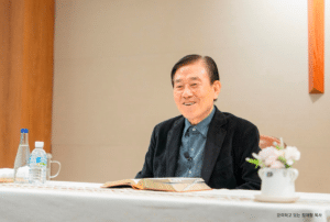 장재형 목사, 십자가 왕좌를 묵상하는 모습