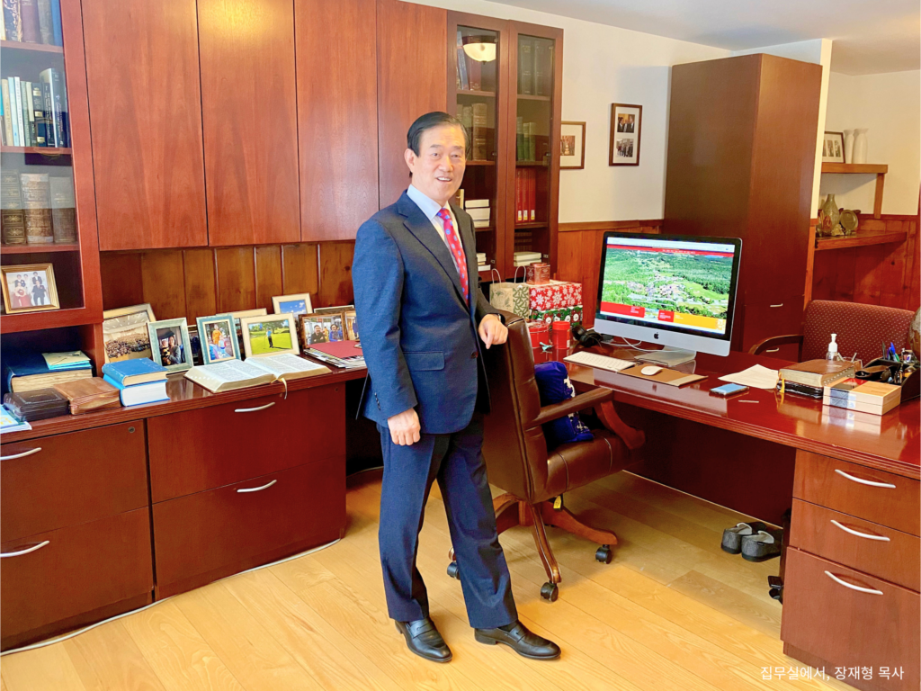 장재형 목사, 십자가가 가장 찬란한 왕좌가 된 신학적 역설: ‘다 이루었다’의 깊은 의미 2 장재형 목사, 서재에서 십자가 왕좌 신학을 연구하는 모습