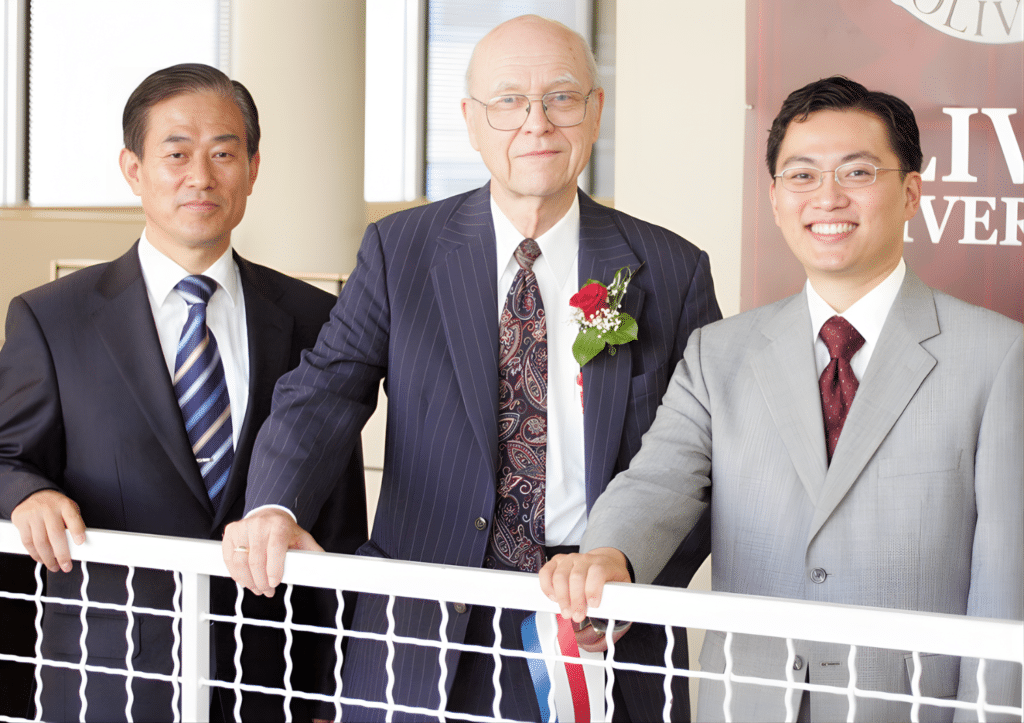 장재형 목사 프로필 2 장재형 목사(Dr. David Jang)와 올리벳대학교 명예회장 Dr. Ralph D. Winter, 이사회 의장 Dr. Andrew Lin이 함께 찍은 사진