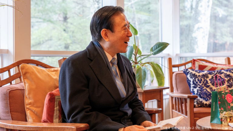 제자들과-함께-담화를-나누고-있는-장재형목사David-Jang