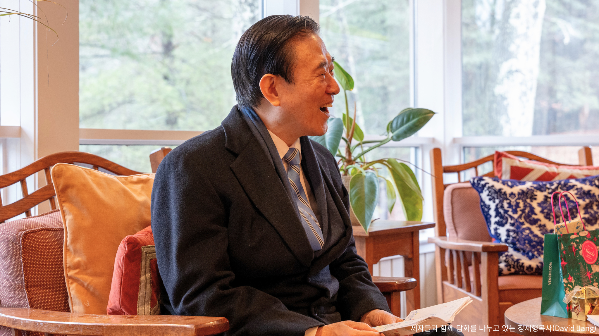 제자들과-함께-담화를-나누고-있는-장재형목사David-Jang