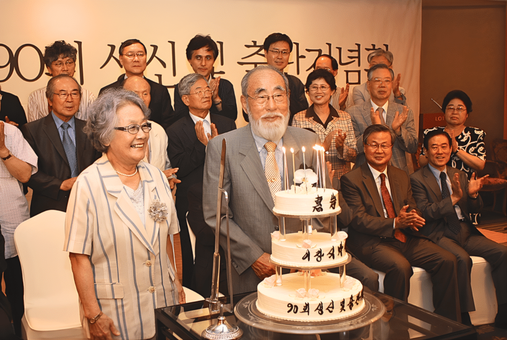 이장식 박사 90세 생신 및 세계교회사이야기 출판기념회에서 부인 박동근 여사와 함께 케이크 커팅을 하는 모습 - 2011년 서울 롯데호텔