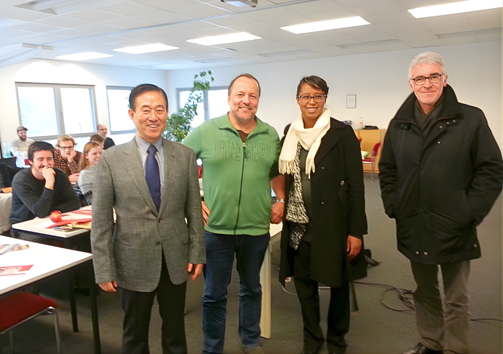 장재형 목사 프로필 4 장재형 목사(Dr. David Jang)와 독일 기독교 리더 Dr. Horst Afflerbach, Hubert Keil이 함께 찍은 사진