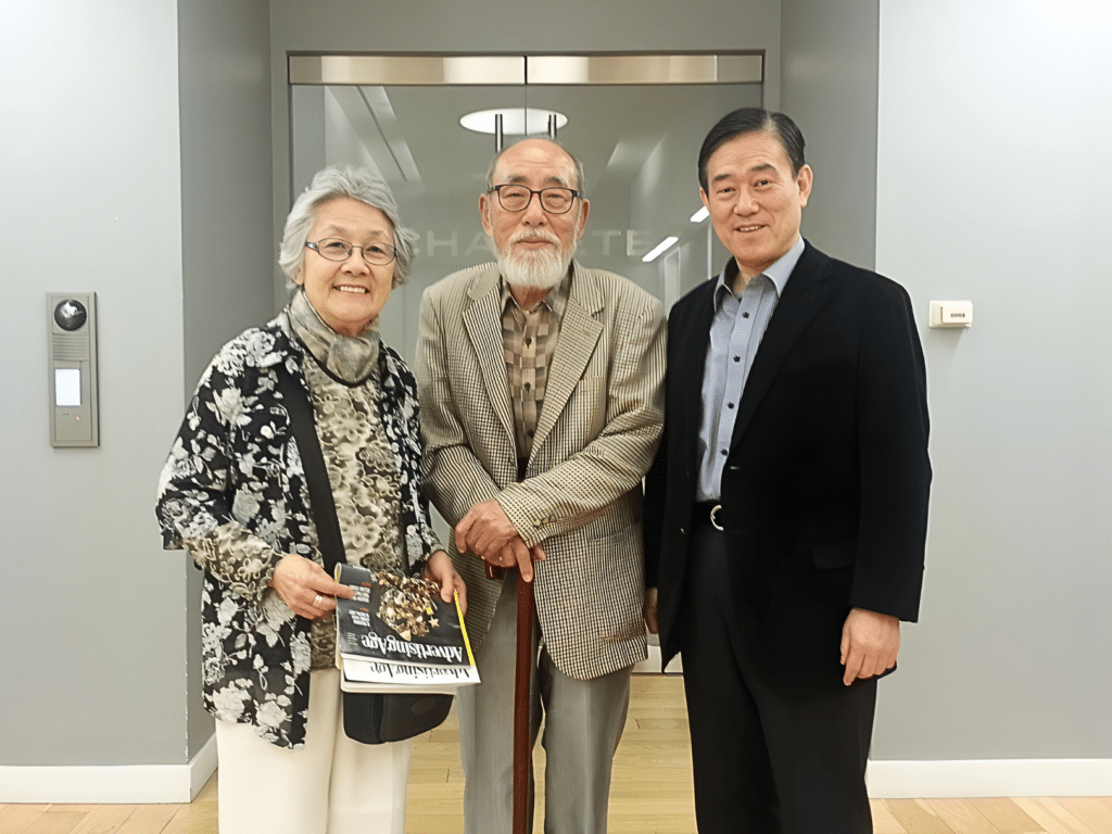 이장식 박사 내외분과 장재형 목사가 함께 한 모습 - 왼쪽부터 박동근 여사, 이장식 박사(한신대 명예교수 교회사학자 케냐 선교사), 장재형 목사(올리벳대학교 설립자) - 이장식 박사는 장재형 목사의 한신대학교 시절 신학적 멘토